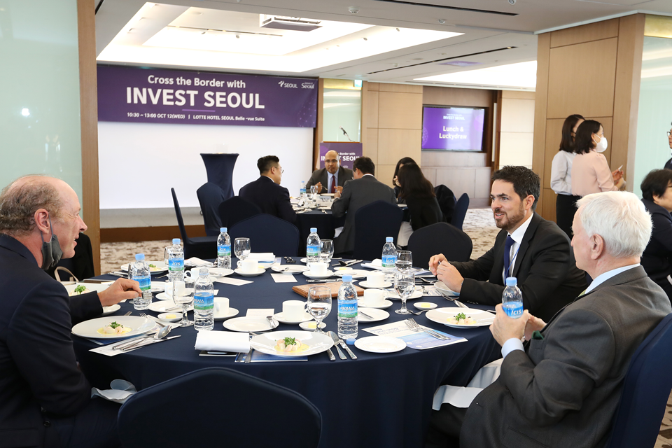 롯데호텔에서 개최 된 기업 간 인수합병을 주제로 한 Cross the Border with Invest Seoul 현