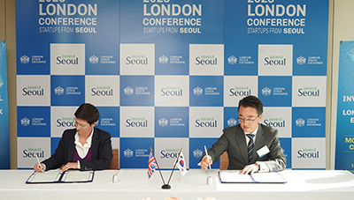 서울투자청과 런던증권거래소간 업무협약 체결하는 모습